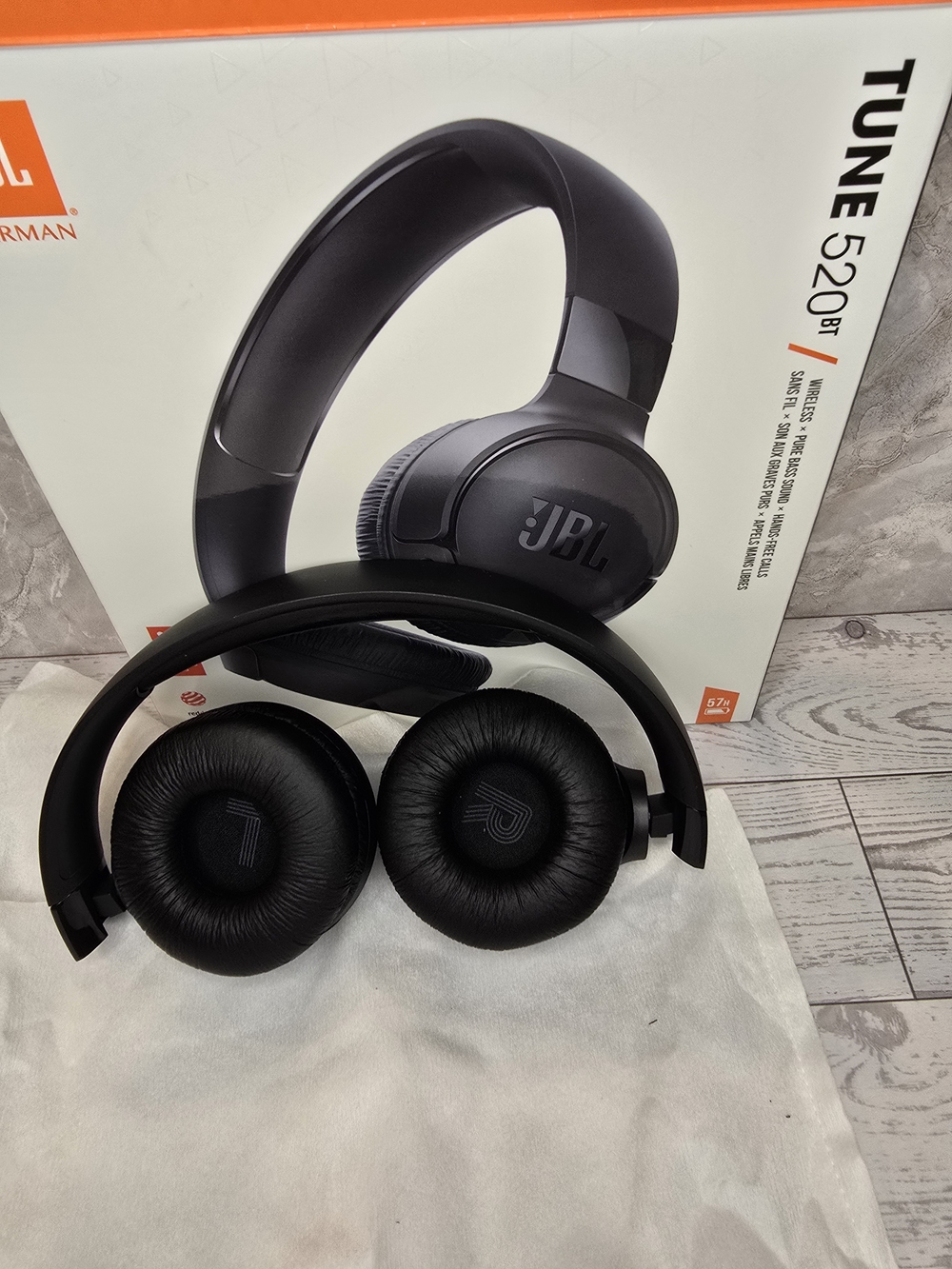 JBL Tune 520BT Wireless On-Ear Headphones - Black - Picture 6 of 9